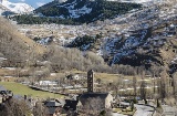 A igreja românica de Sant Climent, no centro da imagem panorâmica de Taüll (Lleida, Catalunha)