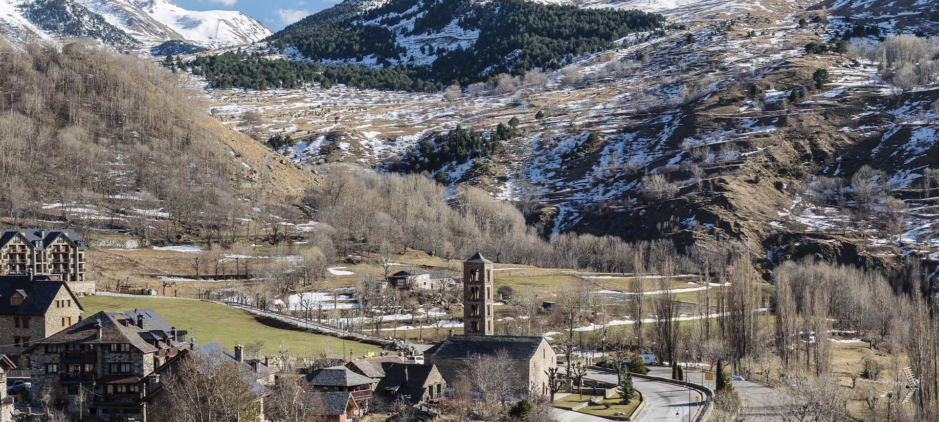 La iglesia románica de Sant Climent, en el centro de la panorámica de Taüll (Lleida, Cataluña) La iglesia románica de Sant Climent, en el centro de la panorámica de Taüll (Lleida, Cataluña)