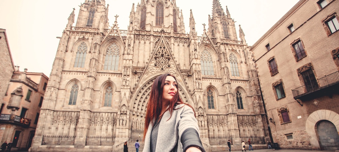 Tourist in the cathedral of Santa Cruz y Santa Eulalia, Barcelona