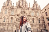 Tourist in the cathedral of Santa Cruz y Santa Eulalia, Barcelona