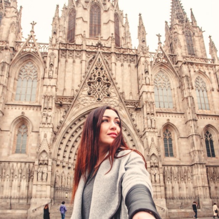 Turista na catedral da Santa Cruz e Santa Eulalia, Barcelona