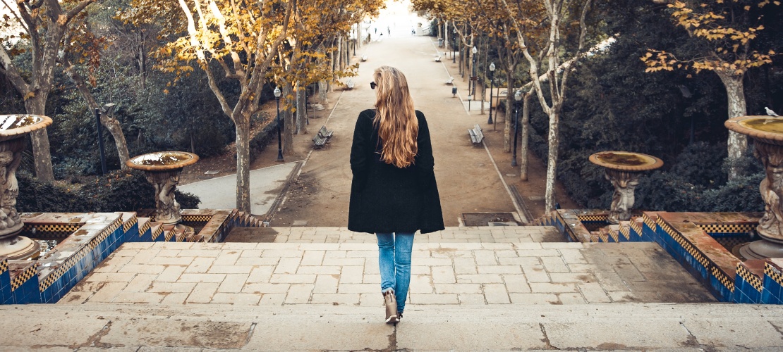 Mujer caminando escaleras abajo en Barcelona, España