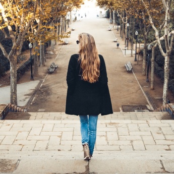 Mujer caminando escaleras abajo en Barcelona, España