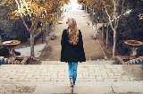 Mujer caminando escaleras abajo en Barcelona, España