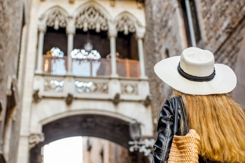 Touriste regardant le pont des Sighs dans la vieille ville de Barcelone