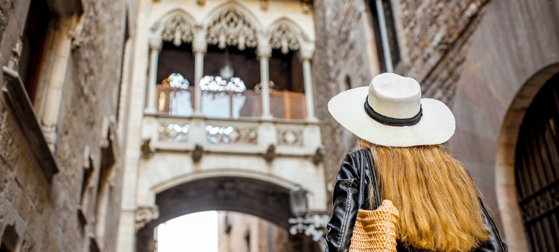 Touriste regardant le pont des Sighs dans la vieille ville de Barcelone