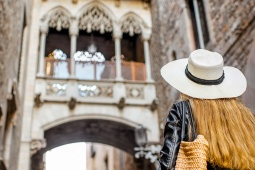 Turista mirando el puente de los Sighs en el casco antiguo de Barcelona