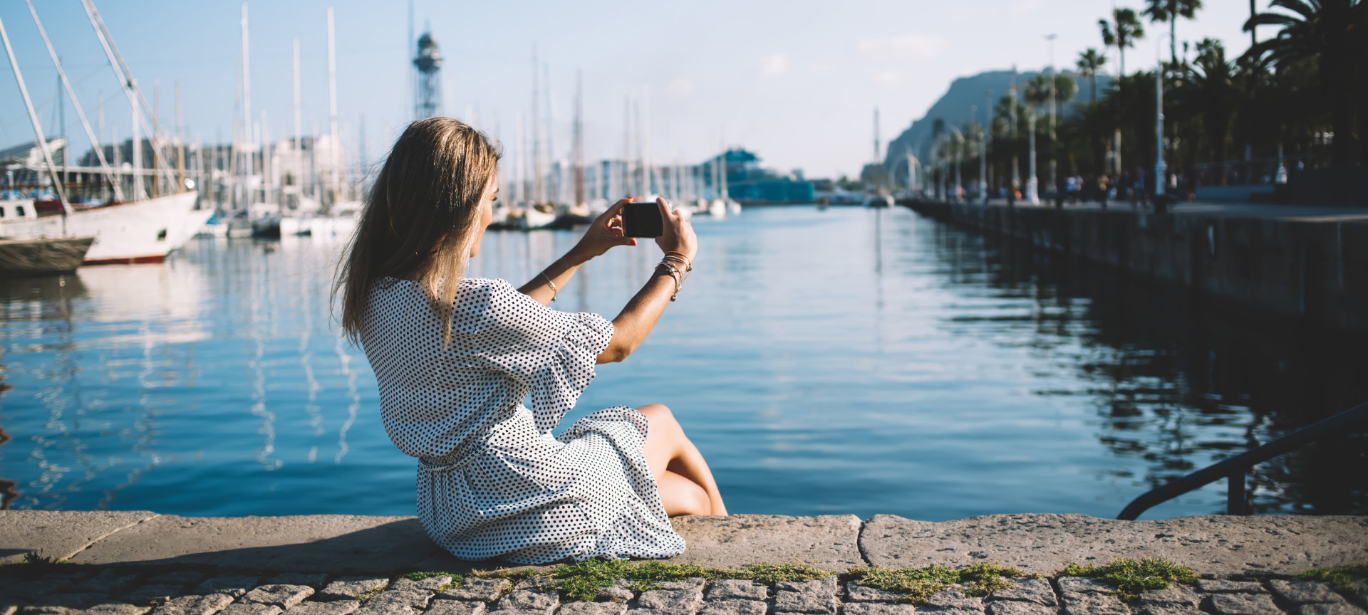 Turista haciéndose un selfie en el Puerto Olímpico de Barcelona Turista haciéndose un selfie en el Puerto Olímpico de Barcelona