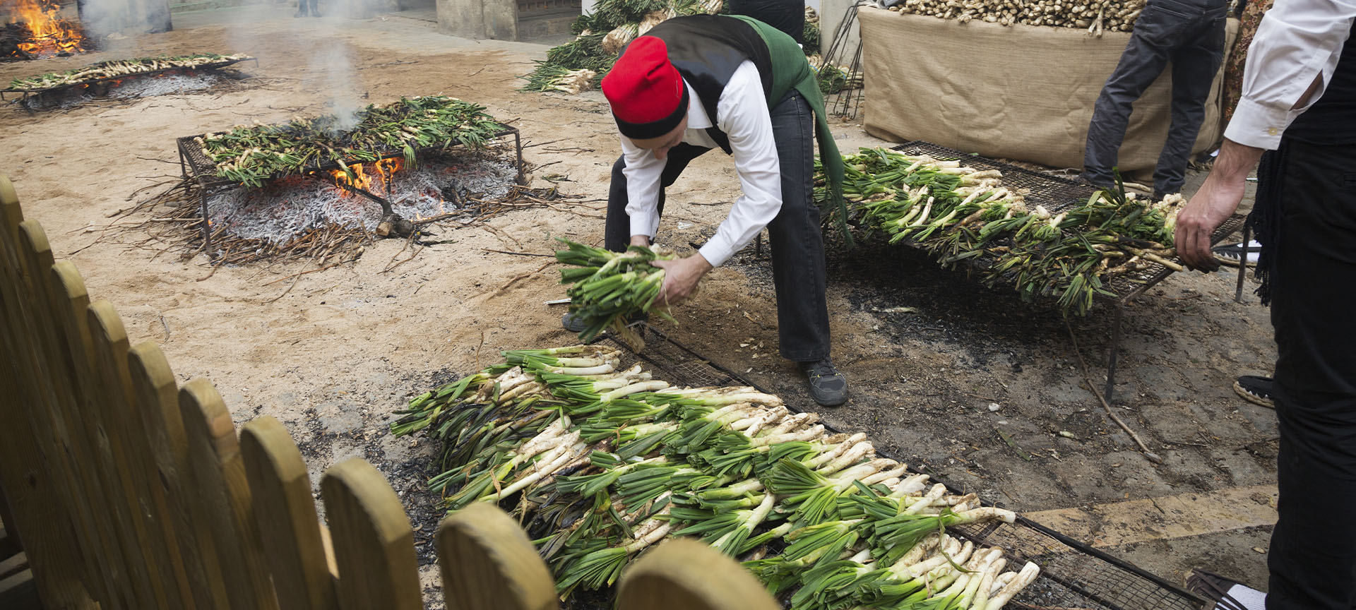 Photo d'une « calçotada » traditionnelle à Valls (province de Tarragone, Catalogne)