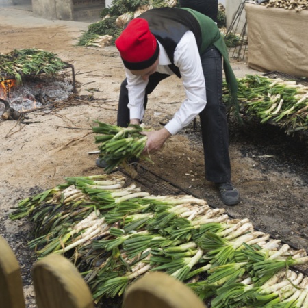 Image of the traditional calçotada feast of grilled onions in Valls (Tarragona, Catalonia)