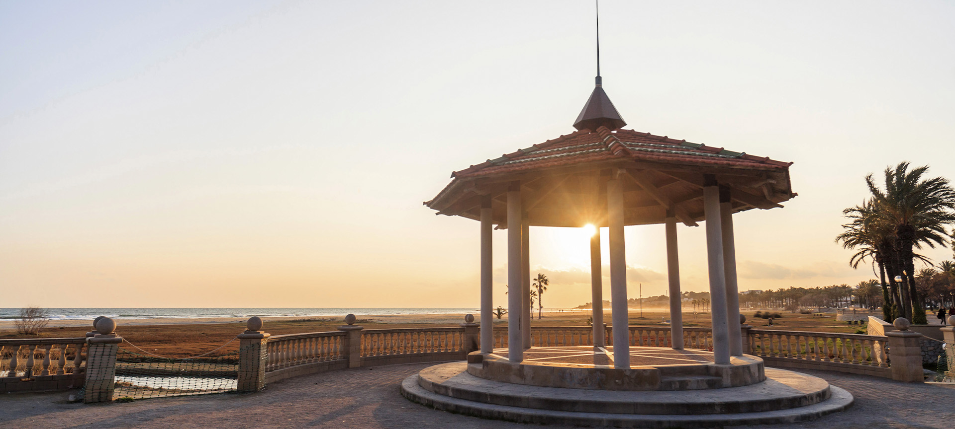 Nadmorski pasaż w Vilanova i la Geltrú (prowincja Barcelona, Katalonia)