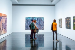 Посетители выставки в музее MACBA в Барселоне, Каталония