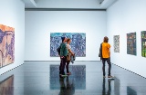 Visitantes em uma exposição do MACBA em Barcelona, Catalunha