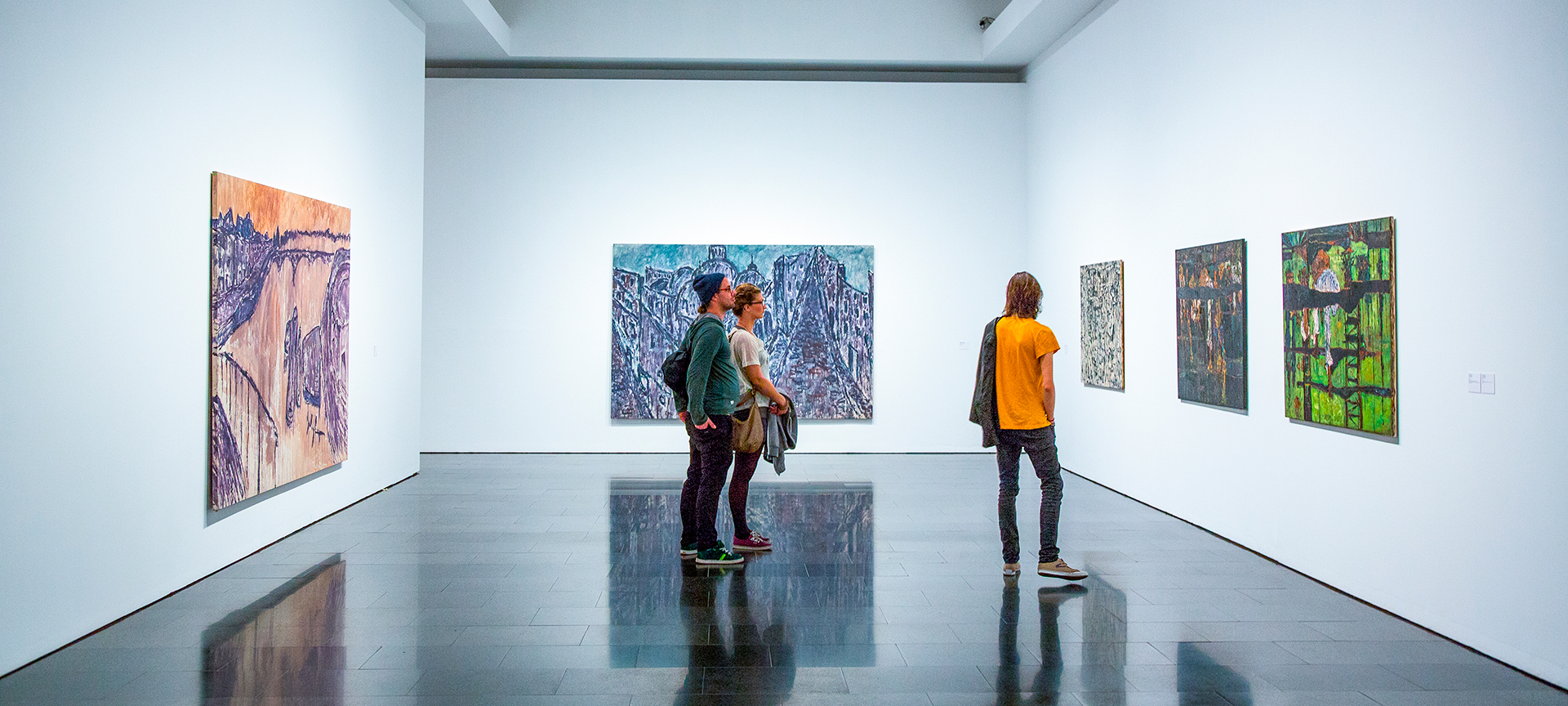 Посетители выставки в музее MACBA в Барселоне, Каталония Посетители выставки в музее MACBA в Барселоне, Каталония