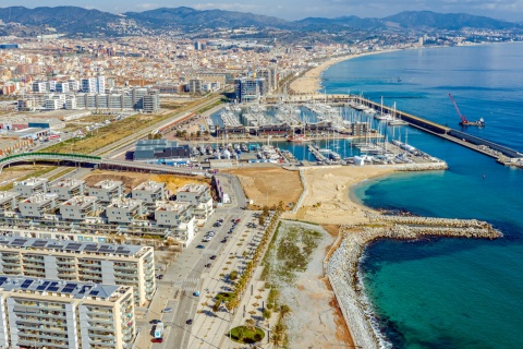 Luftaufnahme des Strands von Badalona