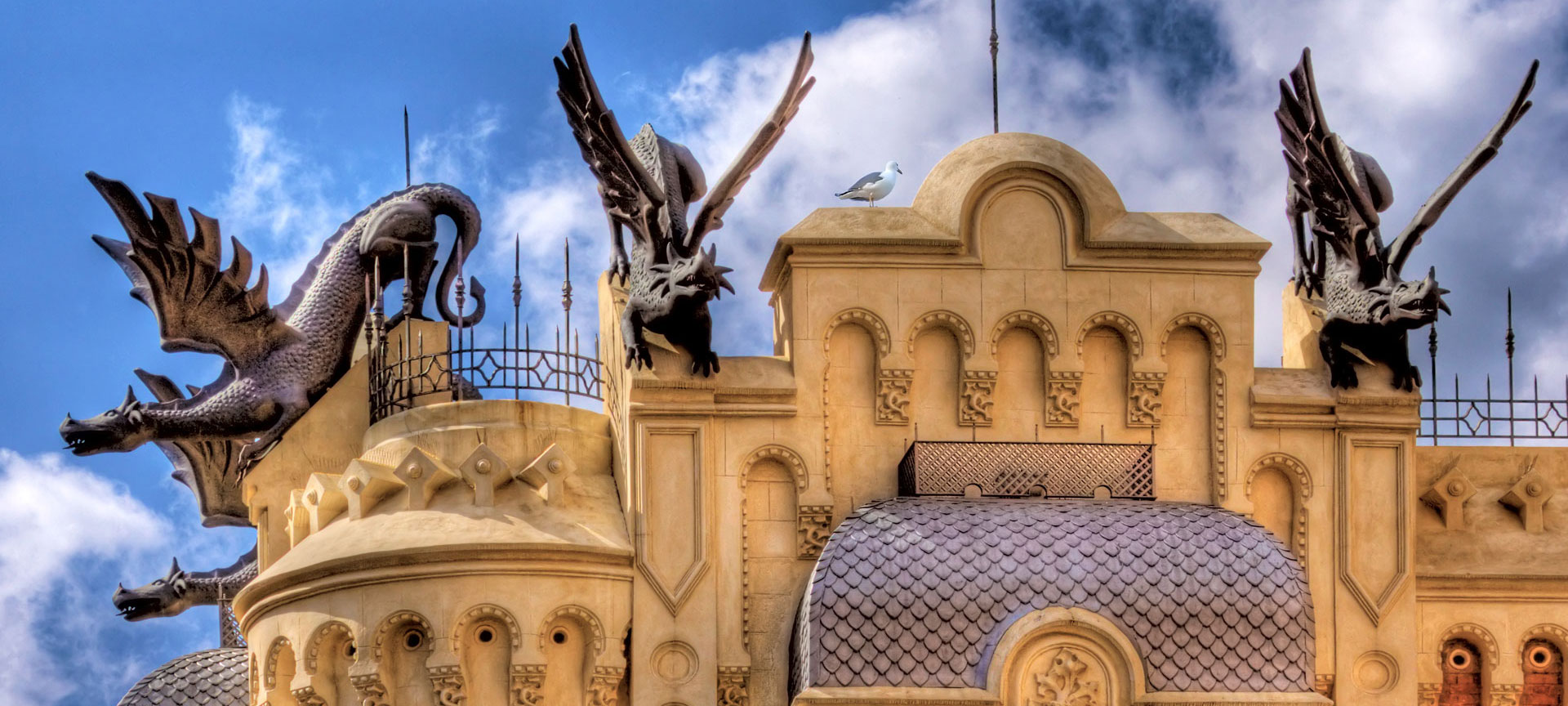 Détail du toit d'une maison, orné de statues de dragons, Ceuta