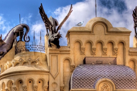 Ausschnitt eins Hausdachs mit Drachenfiguren, Ceuta 
