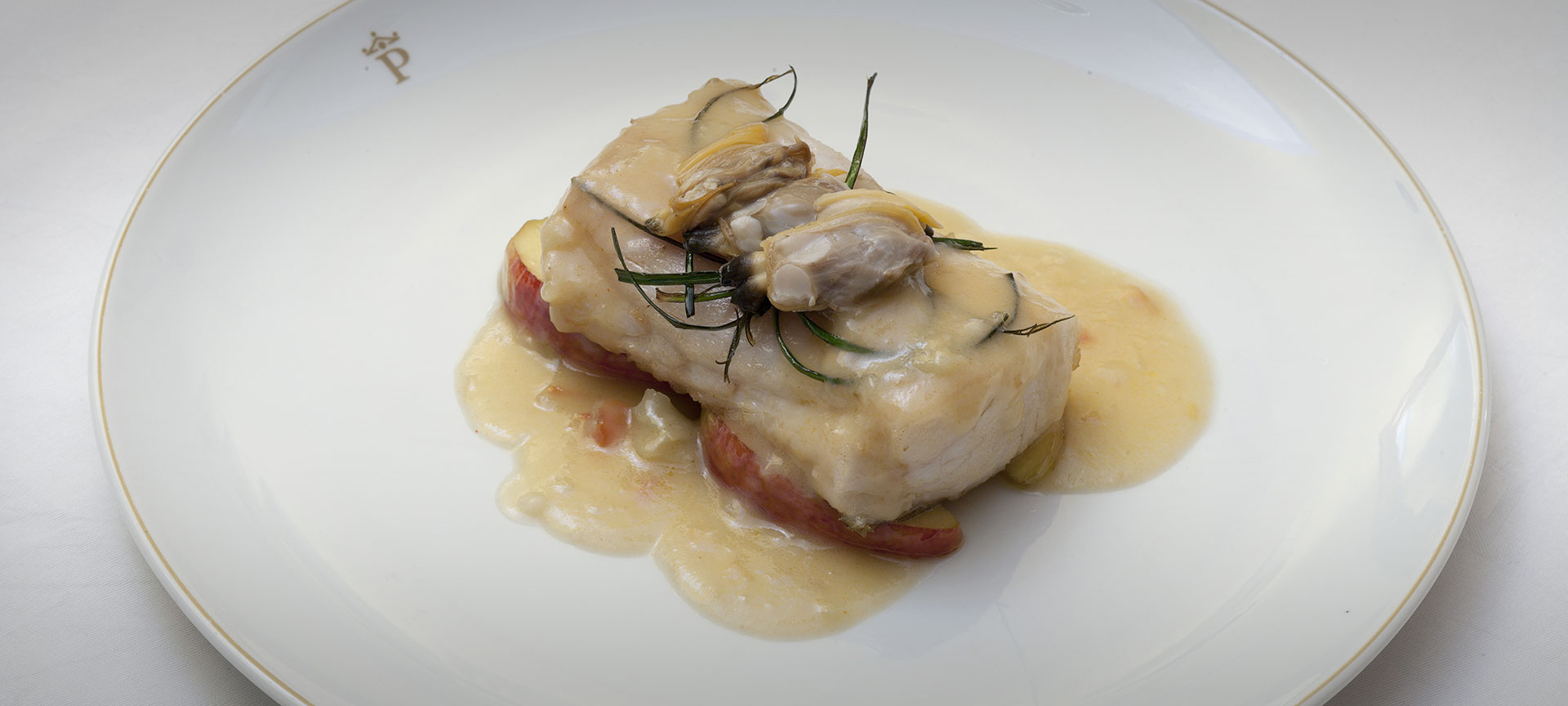 Seehechtrücken auf Apfel und Apfelweinsauce