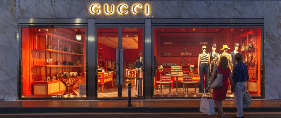 Turyści kontemplujący witrynę sklepową Puerto Banús w Maladze, Andaluzja Turyści kontemplujący witrynę sklepową Puerto Banús w Maladze, Andaluzja