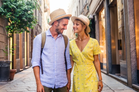 Turistas passeando na rua comercial de Barcelona, Catalunha