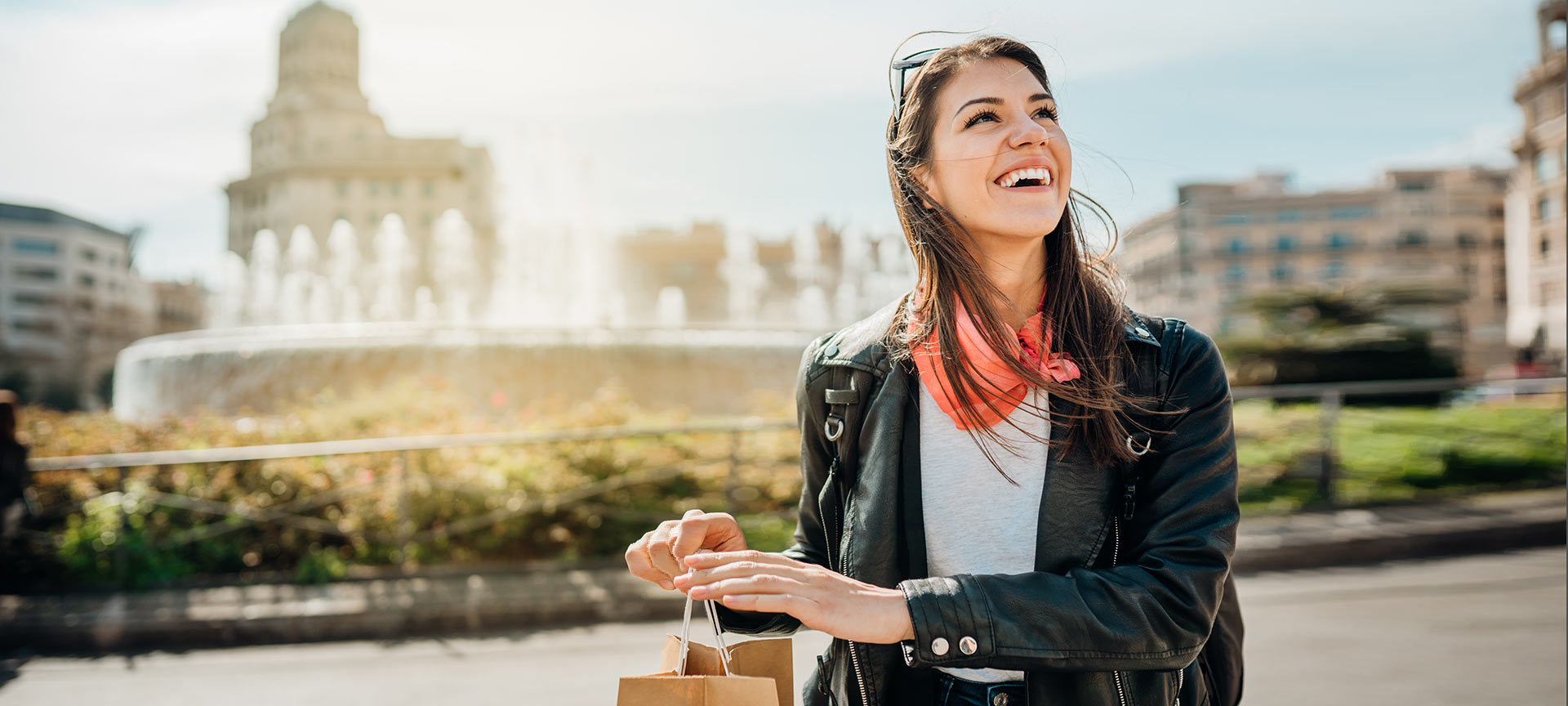 Турист во время шопинга в Барселоне.