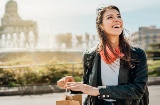 Touriste en train de faire du shopping à Barcelone