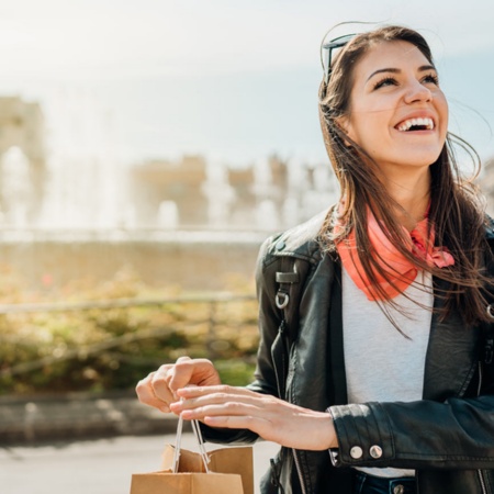 Turista fazendo compras em Barcelona