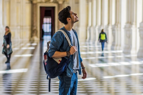 Turista in un museo