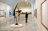 Mężczyzna oglądający dzieła w Muzeum im. Królowej Zofii w Madrycie
