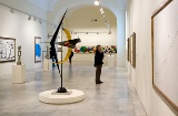 Homem olhando as obras no Museu Rainha Sofia, em Madri