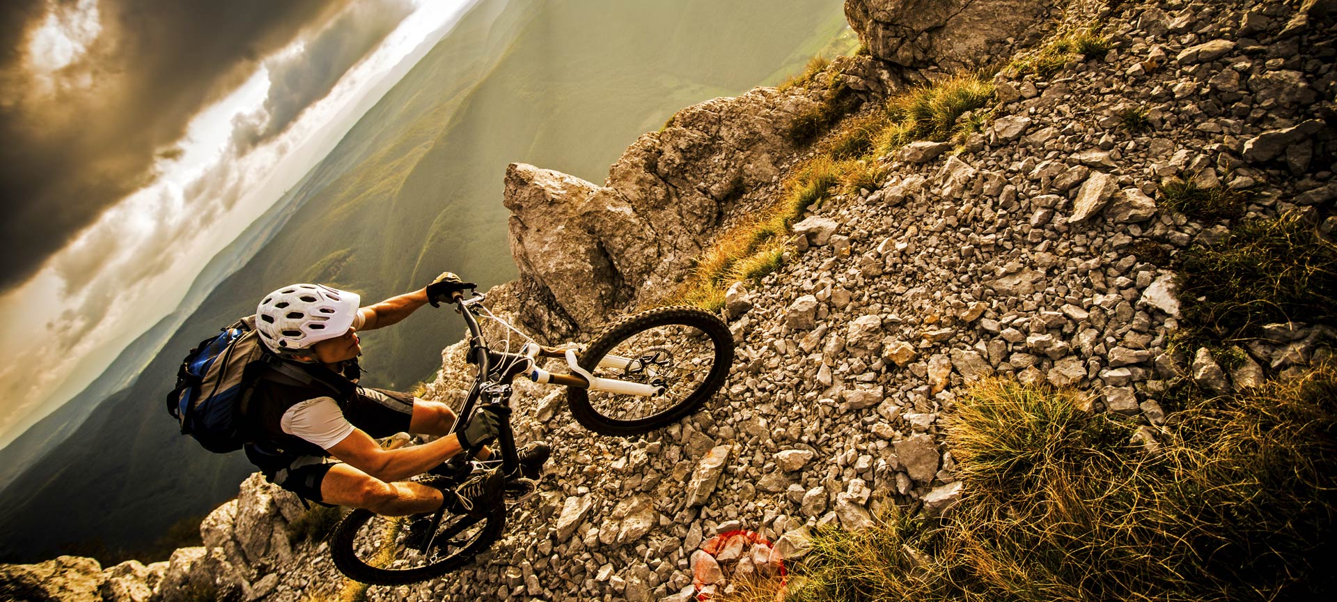 Ciclista in mountain bike Ciclista in mountain bike
