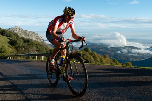 Un ciclista sul passo di Angliru, Asturie
