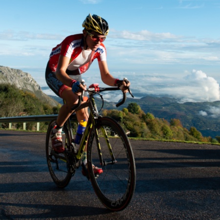 Radfahrer am Bergpass Angliru in Asturien