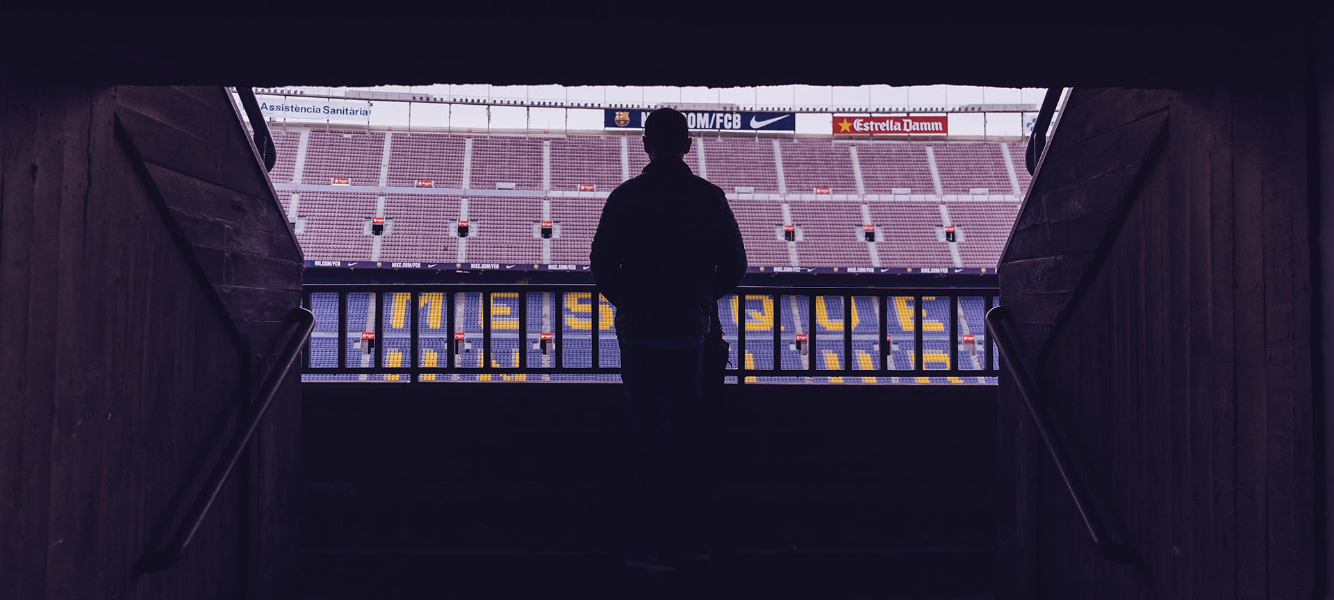 Ein Fan betritt das Stadion Camp Nou in Barcelona