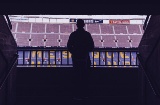Torcedor entrando no estádio Camp Nou, em Barcelona