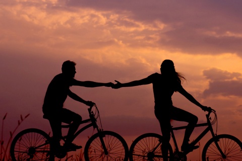 サイクリングを楽しむカップル