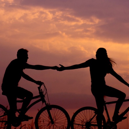 サイクリングを楽しむカップル