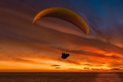Parapente au coucher du soleil