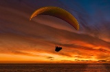 Parapente au coucher du soleil