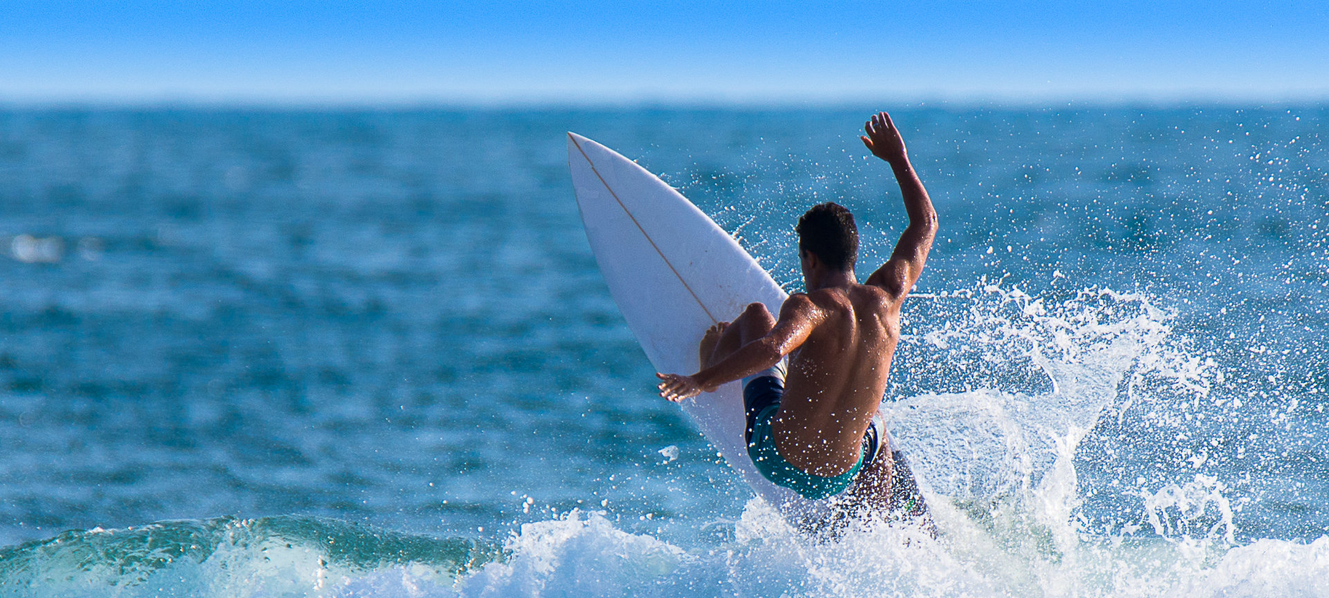 A surfer doing a 180º turn on the wave