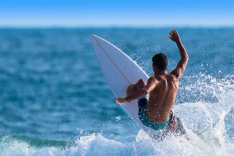 
			Un surfeur exécute une rotation de 180º sur la vague
		