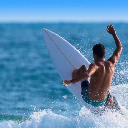 Surfer bei einer 180º-Drehung auf der Welle