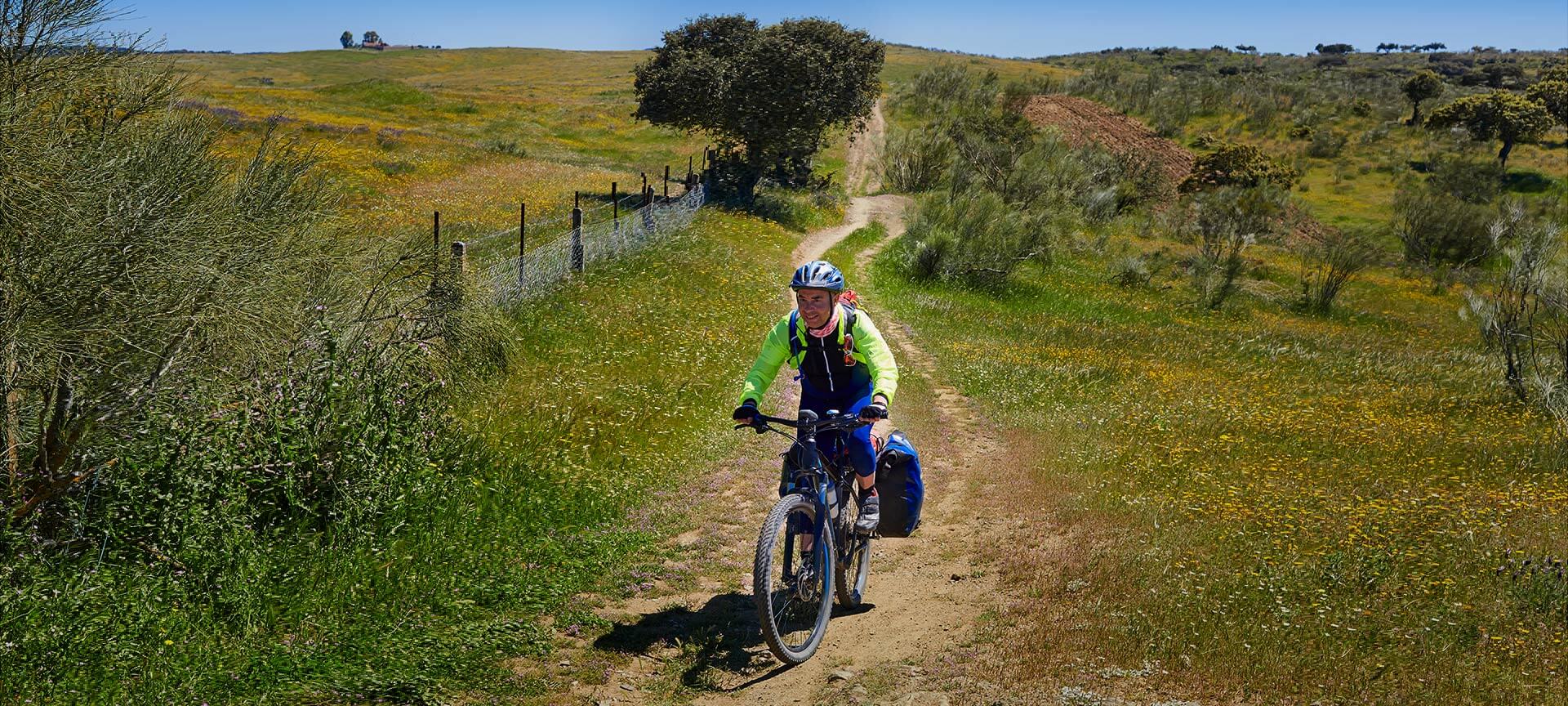 Ciclista sulla Via dell'Argento all'altezza dell'Estremadura Ciclista sulla Via dell'Argento all'altezza dell'Estremadura