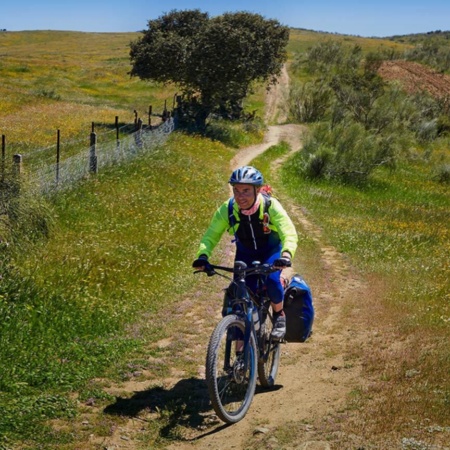 Cycliste sur la Route de l’Argent à son passage en Estrémadure