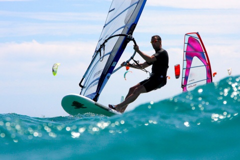 Windsurfista pegando uma onda