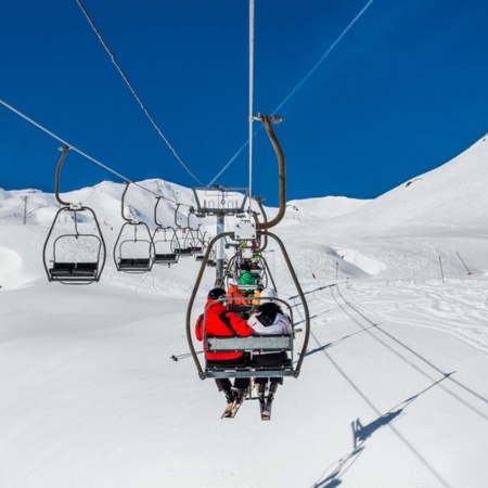 Sciatori su seggiovia, stazione sciistica di Formigal