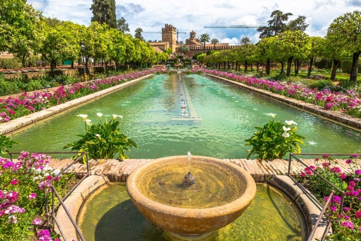 Visão geral dos jardins do Alcázar de los Reyes Cristianos em Córdoba
