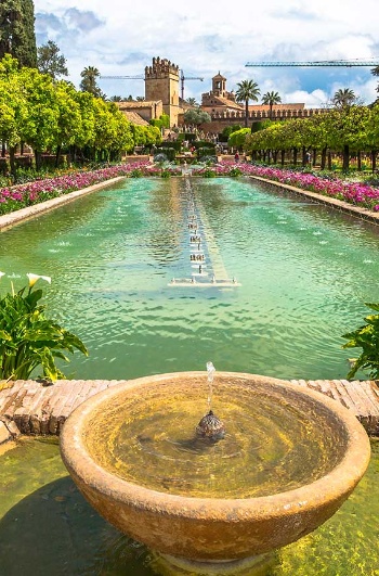 Visa general de los jardines del Alcázar de los Reyes Cristianos en Córdoba