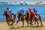 Pferderennen am Strand in Sanlúcar de Barrameda, Cádiz, Spanien.