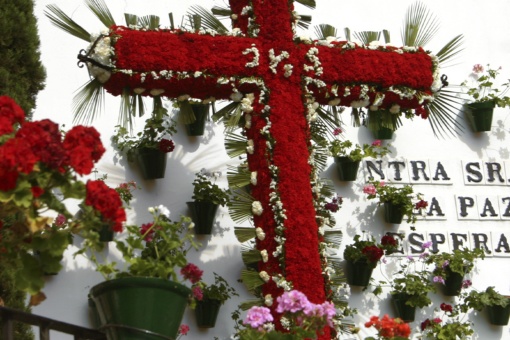 Церковь Нуэстра-Сеньора-де-ла-Пас-и-Эсперанса во время праздника майских крестов в Кордове